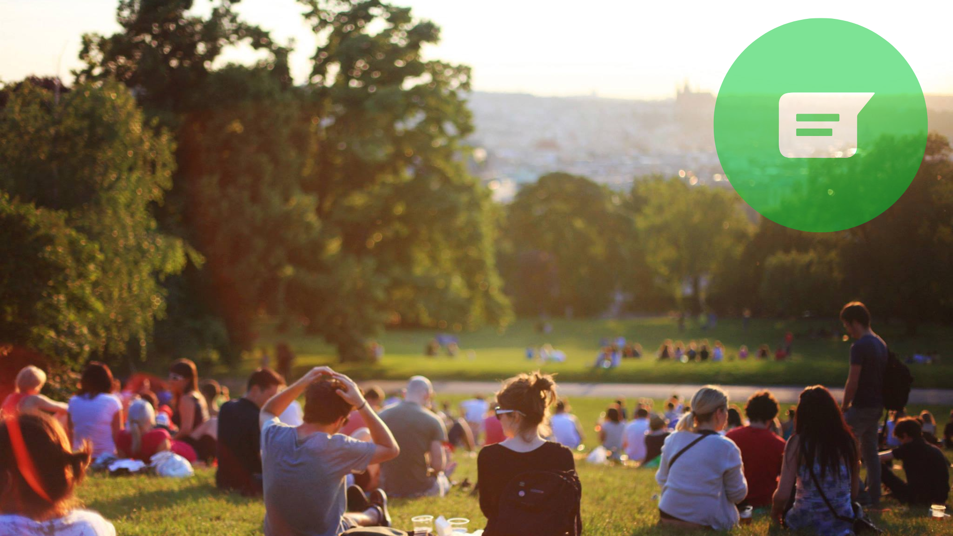 communauté de gens dans un parc avec logo whatsapp