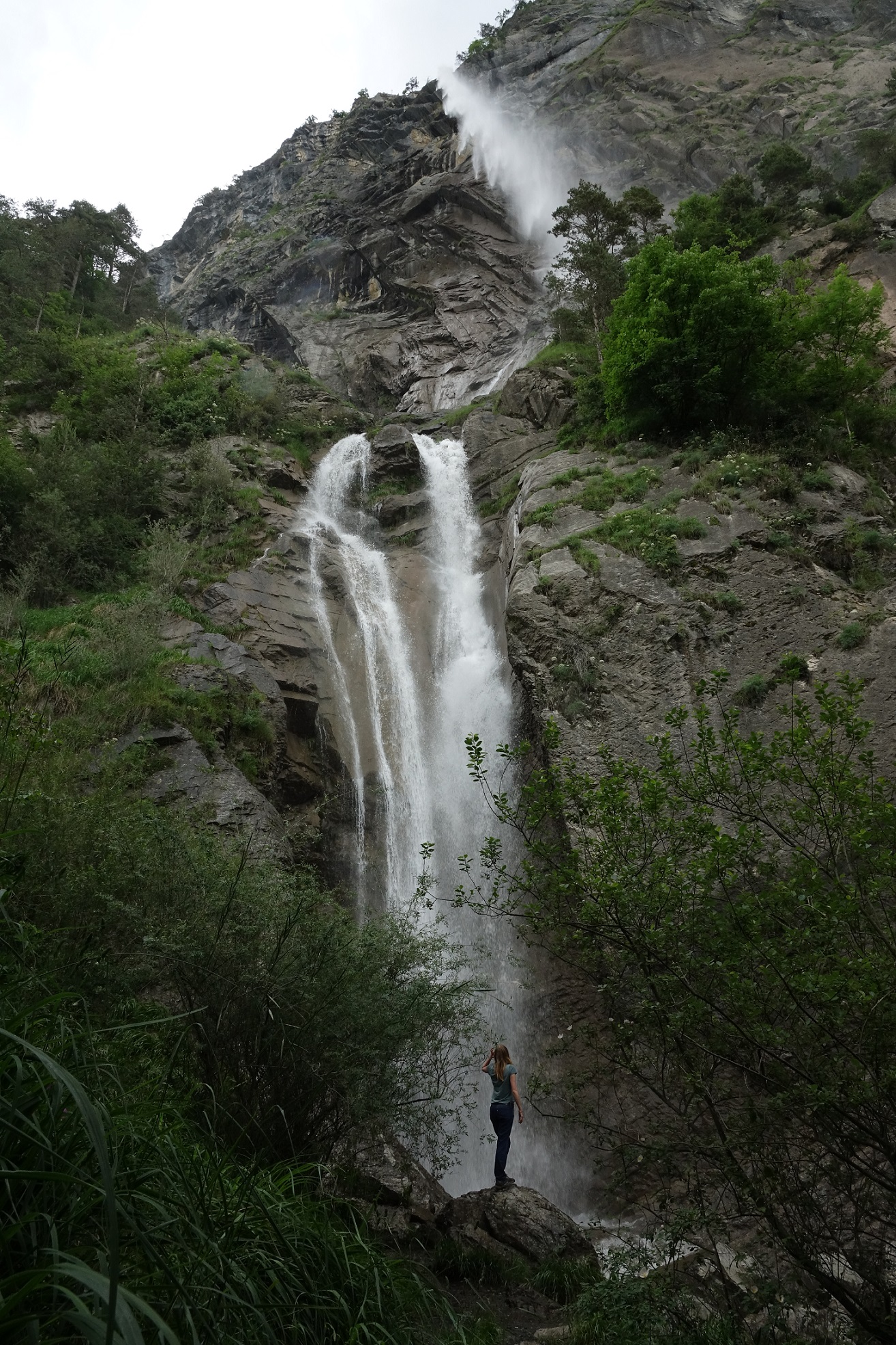 Julia à la cascade de l'Arpenaz