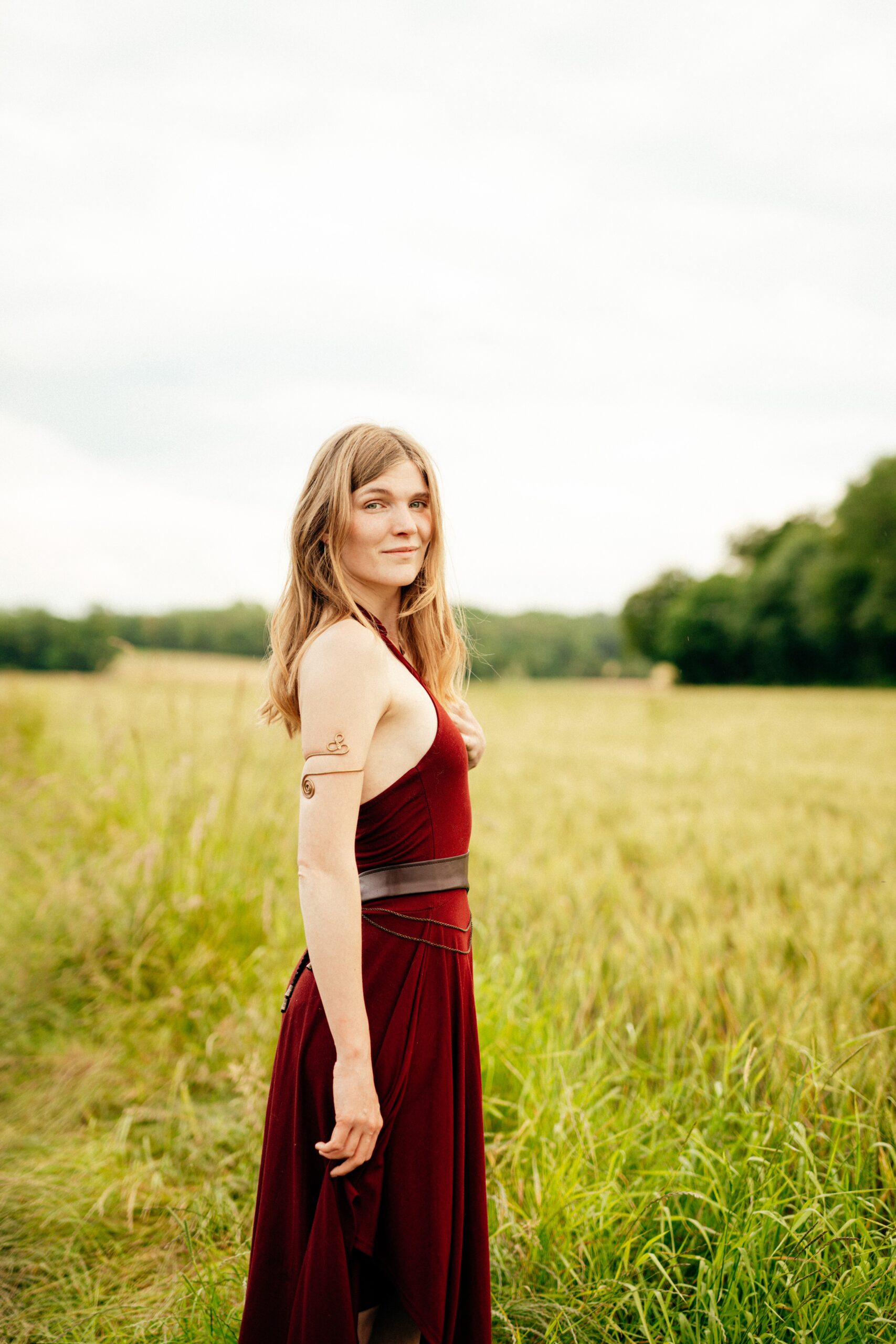 Julia dans une robe rouge dans les blés